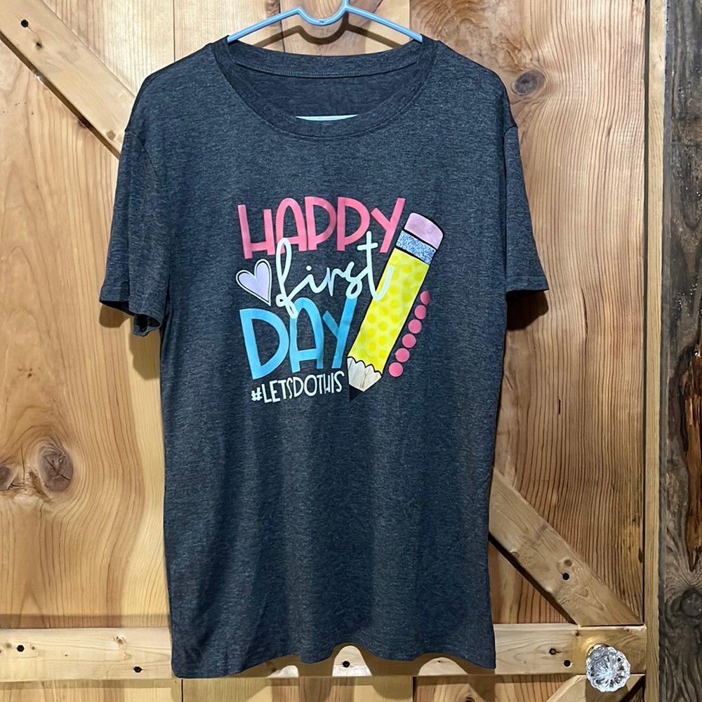 New Happy first Day gray short sleeve tee shirt size large and very soft